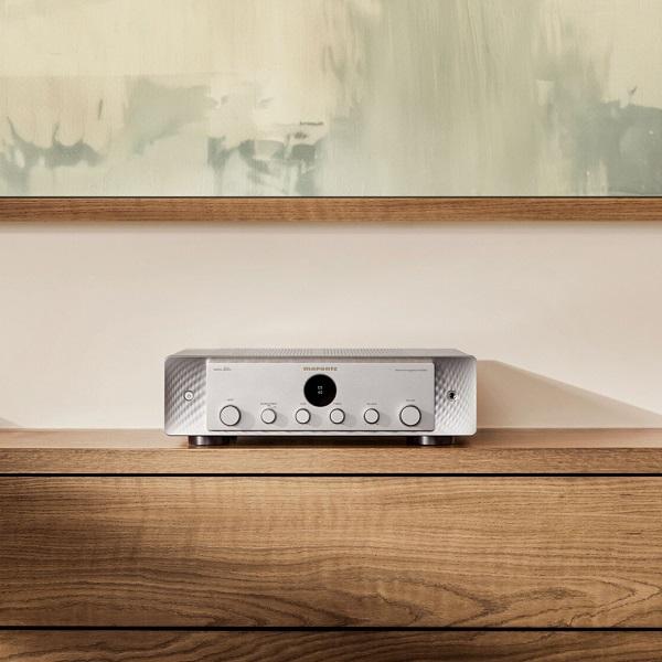 Bemutatjuk a Marantz MODEL 60n hálózati integrált erősítőt, a meleg zeneiség és a sokoldalúság ideális kombinációját. Bemutatjuk a Marantz MODEL 60n hálózati integrált erősítőt, a meleg zeneiség és a sokoldalúság ideális kombinációját.